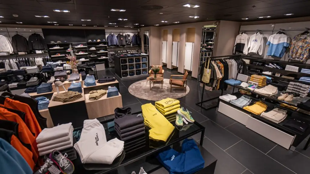 Capone store visual used as an editorial customer story teaser for Zizr personal sizing.
